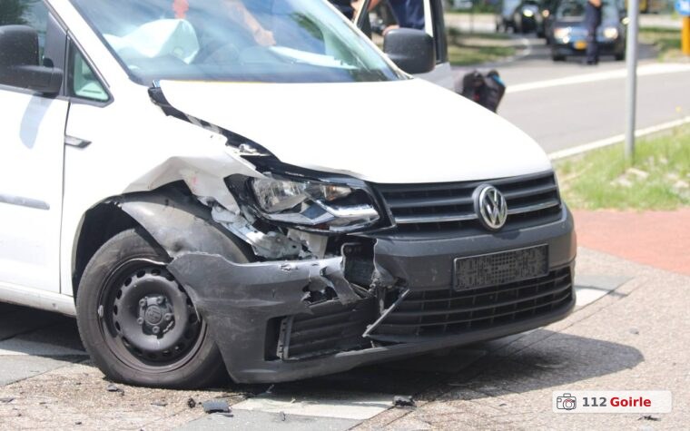 Twee auto’s total loss na ongeval op Hilvarenbeekseweg in Tilburg – foto 112 Goirle