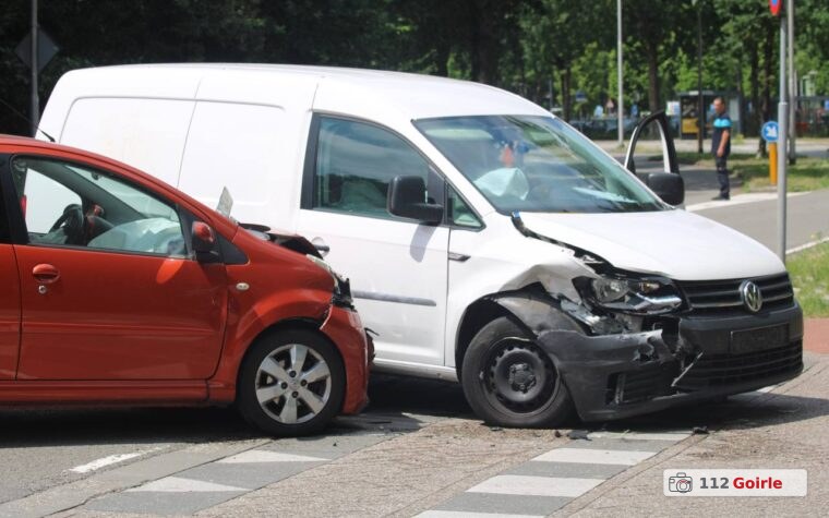 Twee auto’s total loss na ongeval op Hilvarenbeekseweg in Tilburg – foto 112 Goirle
