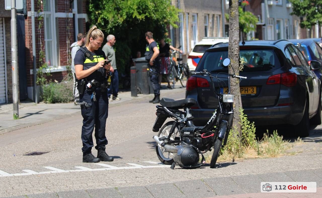 Bestuurder rijdt door na aanrijding met Tomos op Veldhovenring in Tilburg – foto 112 Goirle