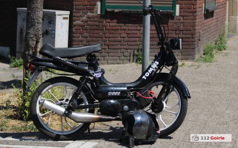 Bestuurder rijdt door na aanrijding met Tomos op Veldhovenring in Tilburg – foto 112 Goirle