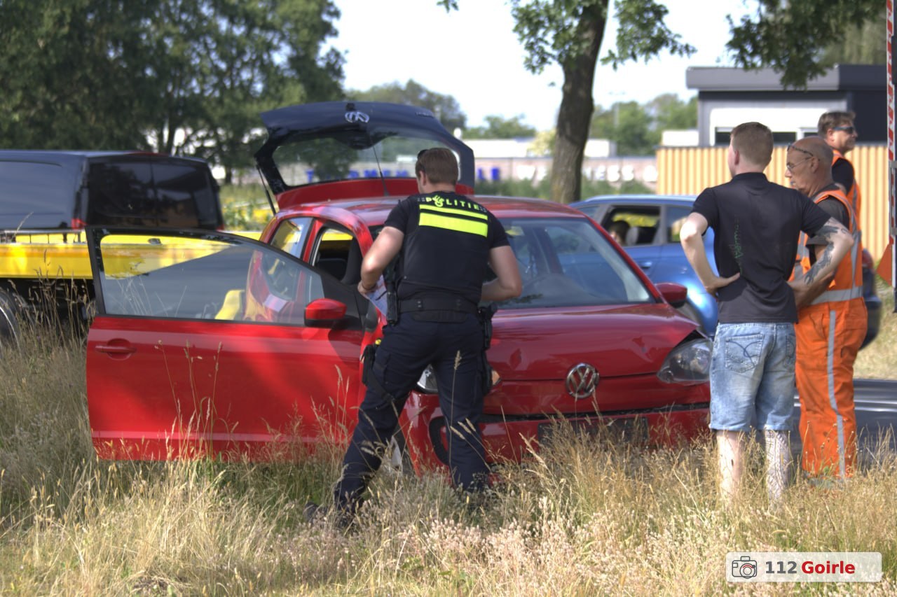 Auto botst op bakwagen op Turnhoutsebaan in Goirle – foto 112 Goirle