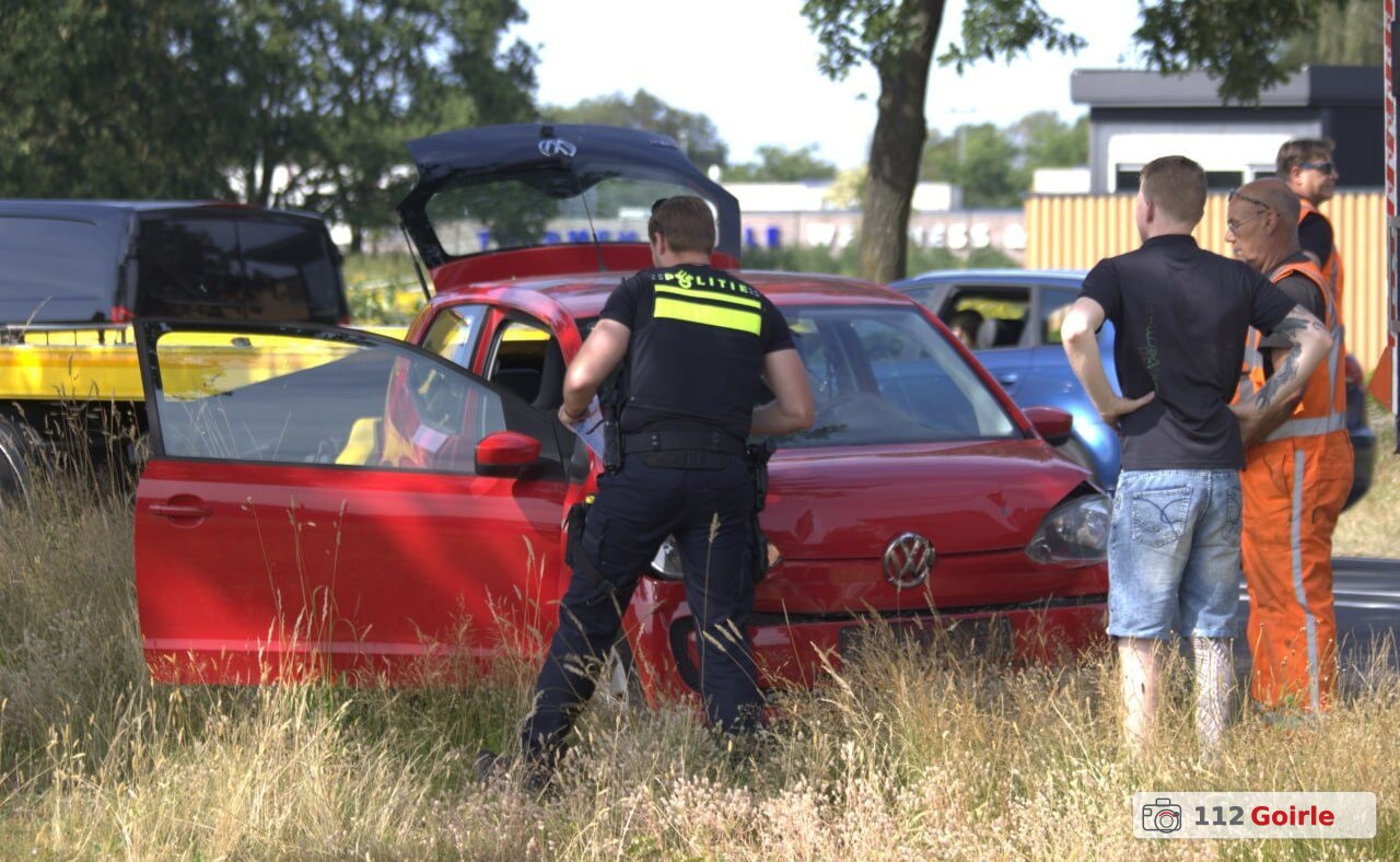 Auto botst op bakwagen op Turnhoutsebaan in Goirle – foto 112 Goirle