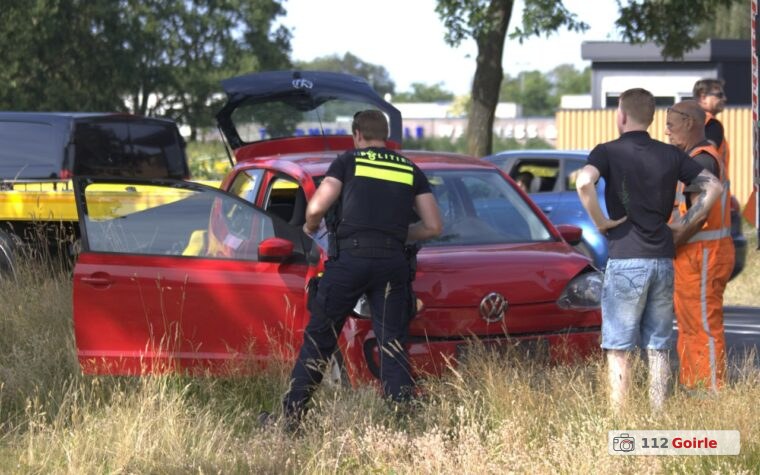 Auto botst op bakwagen op Turnhoutsebaan in Goirle