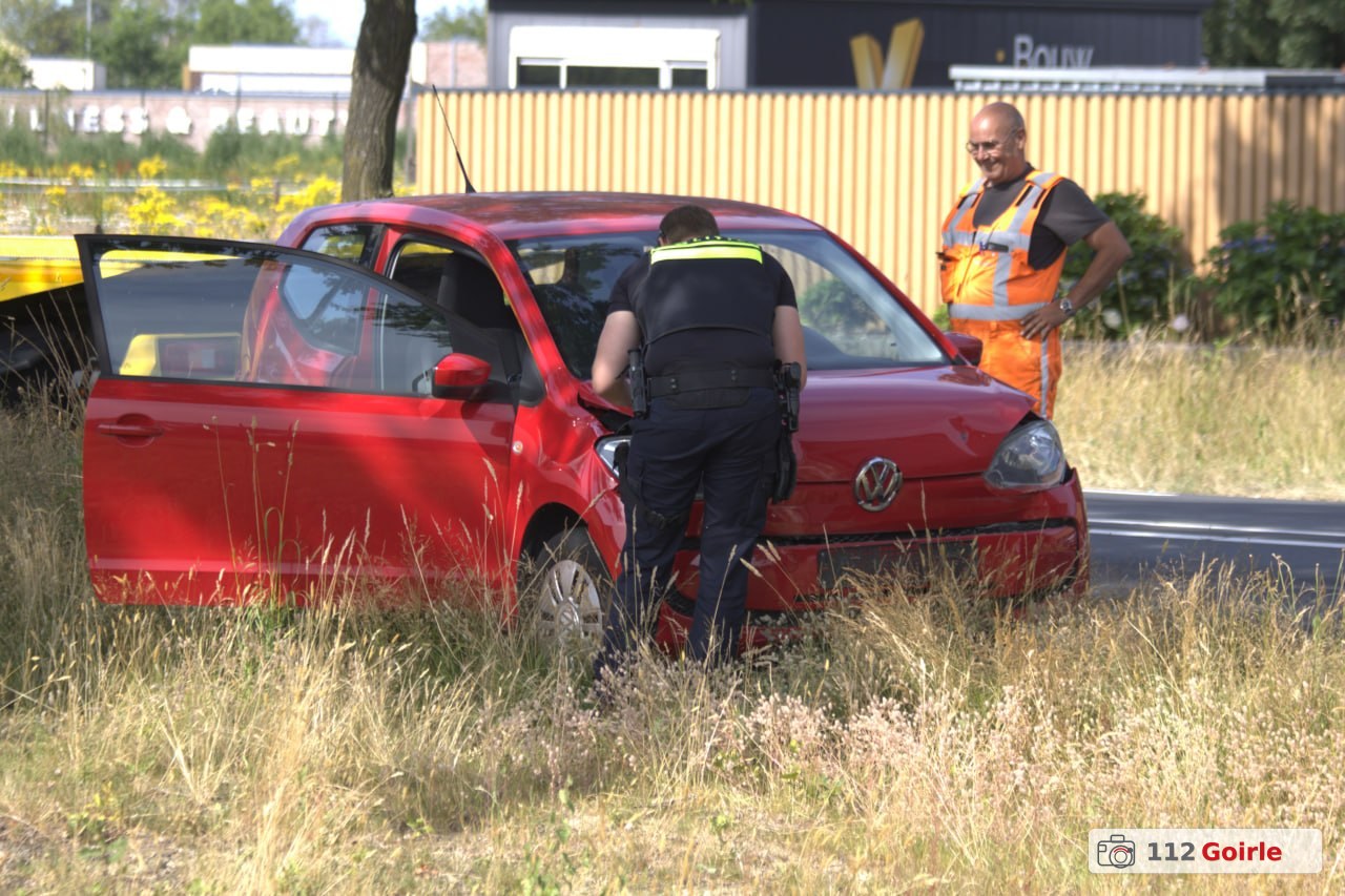Auto botst op bakwagen op Turnhoutsebaan in Goirle – foto 112 Goirle