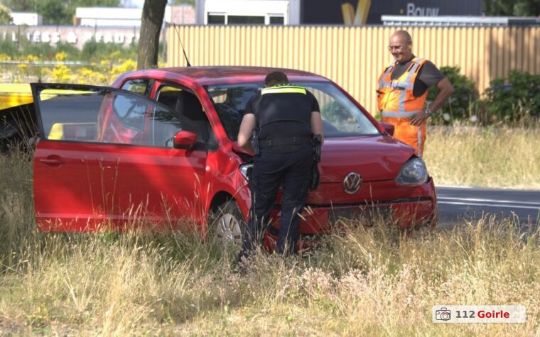 Auto botst op bakwagen op Turnhoutsebaan in Goirle – foto 112 Goirle