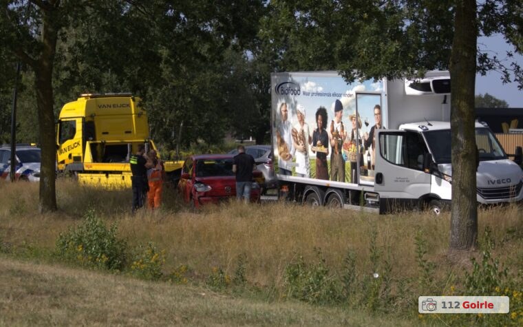 Auto botst op bakwagen op Turnhoutsebaan in Goirle – foto 112 Goirle