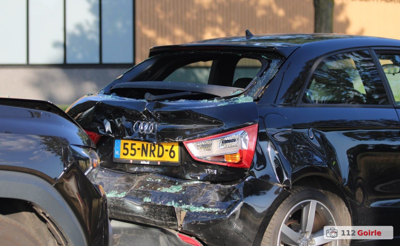 Flinke kettingbotsing met vijf voertuigen op Turnhoutsebaan in Goirle – foto 112 Goirle