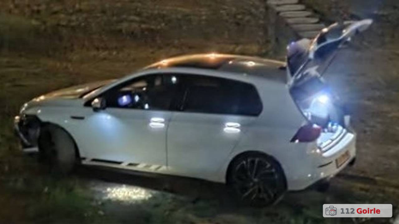 Auto belandt in berm na snelheid van ruim 150 kilometer per uur in Goirle – foto 112 Goirle