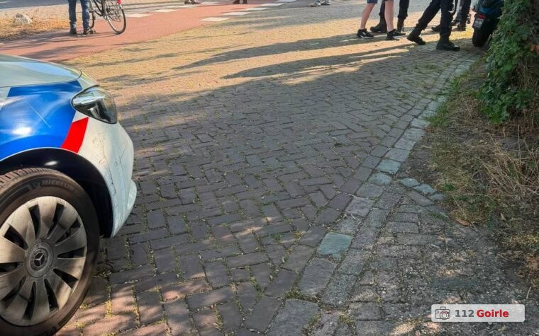 Scooterrijder botst op auto op Alphenseweg in Riel