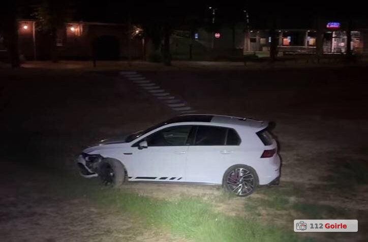 Auto belandt in berm na snelheid van ruim 150 kilometer per uur in Goirle – foto 112 Goirle