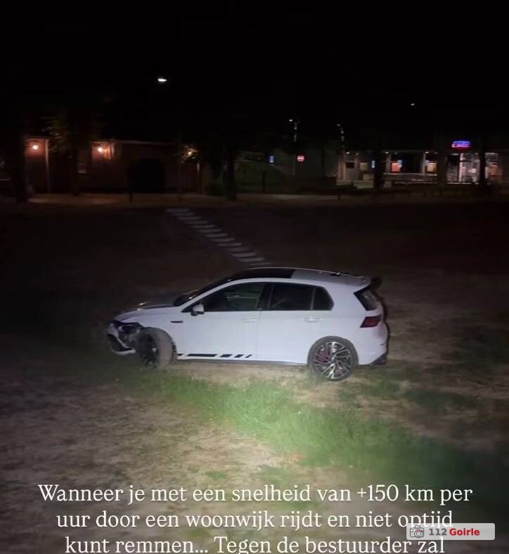 Auto belandt in berm na snelheid van ruim 150 kilometer per uur in Goirle – foto 112 Goirle