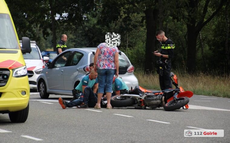 Motorrijdster gewond na botsing met auto in Riel