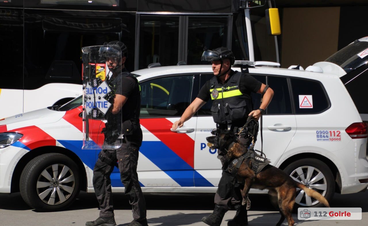 Politiehonden in opleiding oefenen bij Tilburg Centraal Station – foto 112 Goirle