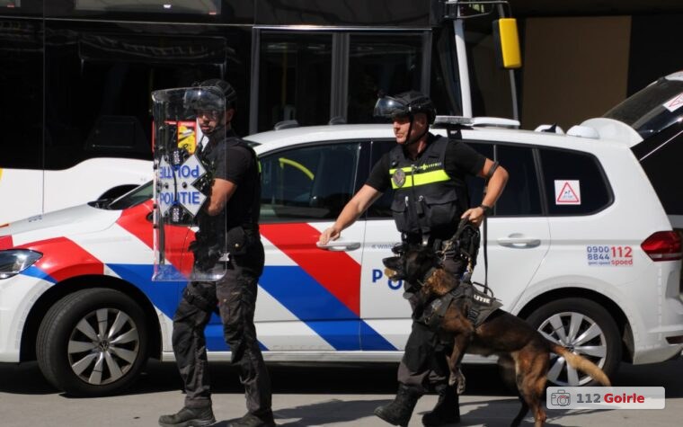 Politiehonden in opleiding oefenen bij Tilburg Centraal Station