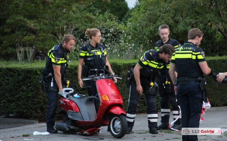 Scooterrijder crasht en vlucht naar basisschool in Tilburg