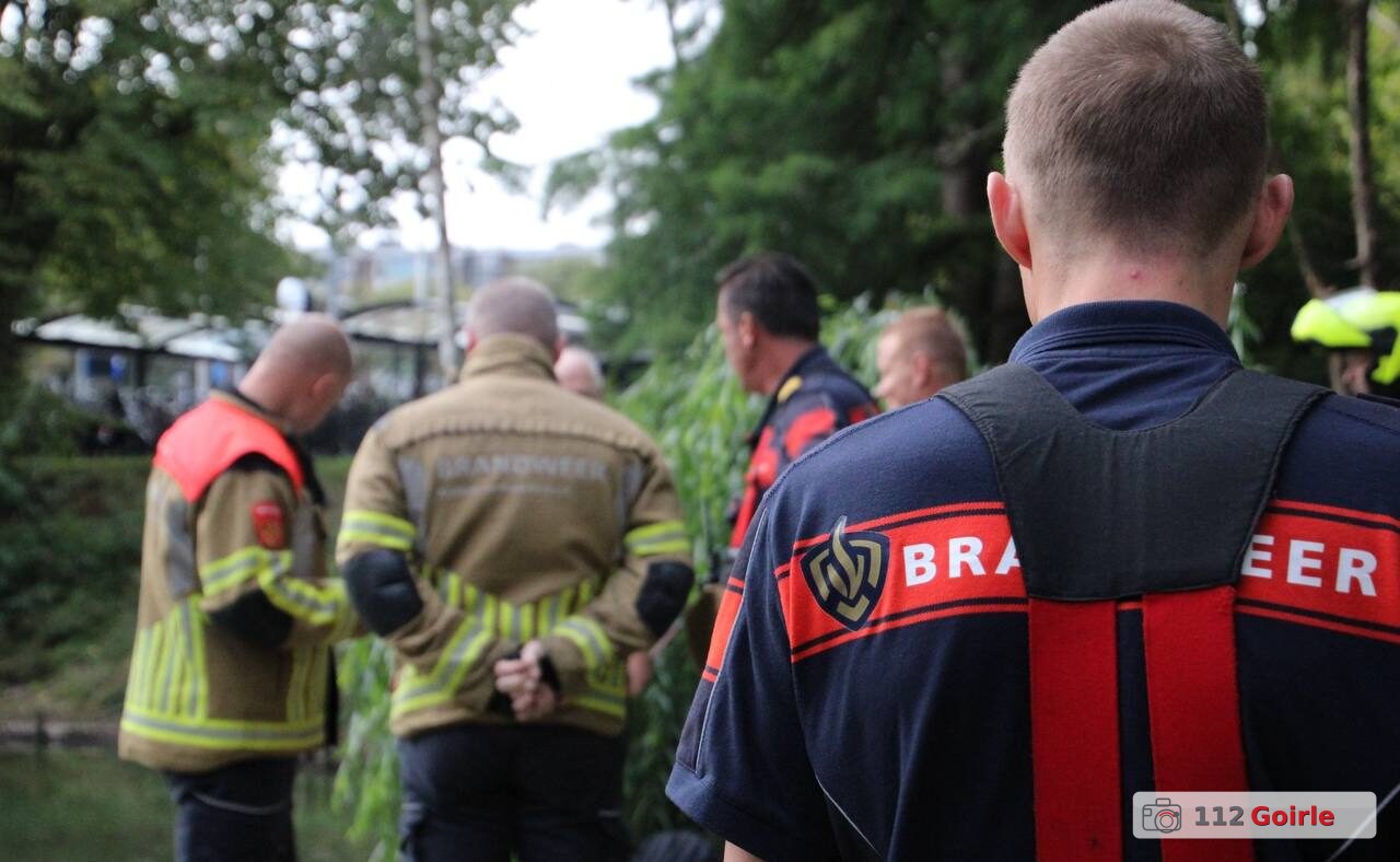 Verwarde man springt water in om zijn kat te redden aan Troelstrastraat in Tilburg – foto 112 Goirle