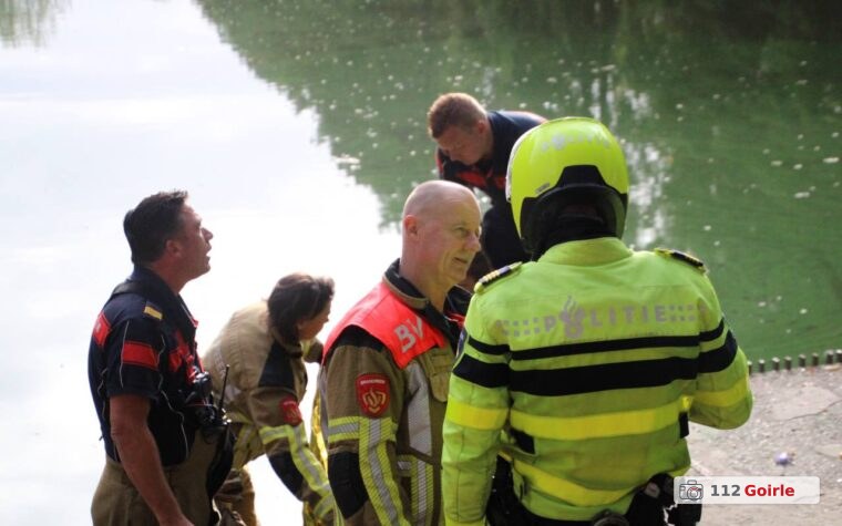 Verwarde man springt water in om zijn kat te redden aan Troelstrastraat in Tilburg – foto 112 Goirle