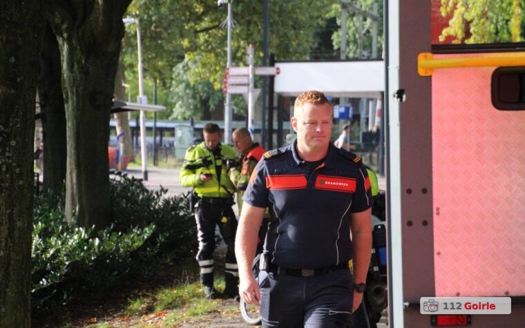 Verwarde man springt water in om zijn kat te redden aan Troelstrastraat in Tilburg – foto 112 Goirle