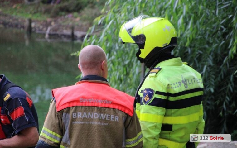 Verwarde man springt water in om zijn kat te redden aan Troelstrastraat in Tilburg – foto 112 Goirle