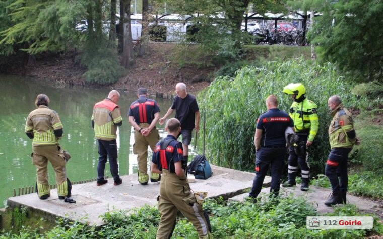 Verwarde man springt water in om zijn kat te redden aan Troelstrastraat in Tilburg – foto 112 Goirle