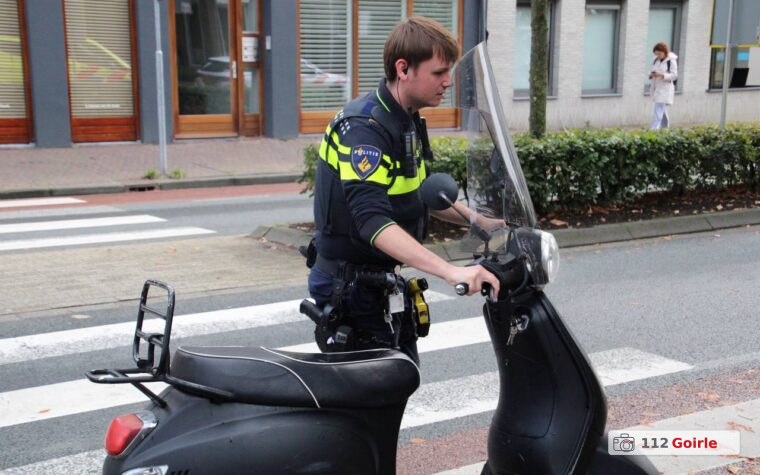 Meisje op scooter komt ten val na remmen voor overstekende vrouw op Tilburgseweg in Goirle – foto 112 Goirle