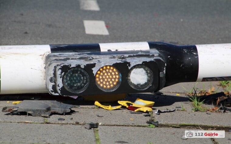Verkeerslicht uit de grond gereden bij ongeval op kruising Ringbaan-Zuid en Goirleseweg in Tilburg – foto 112 Goirle