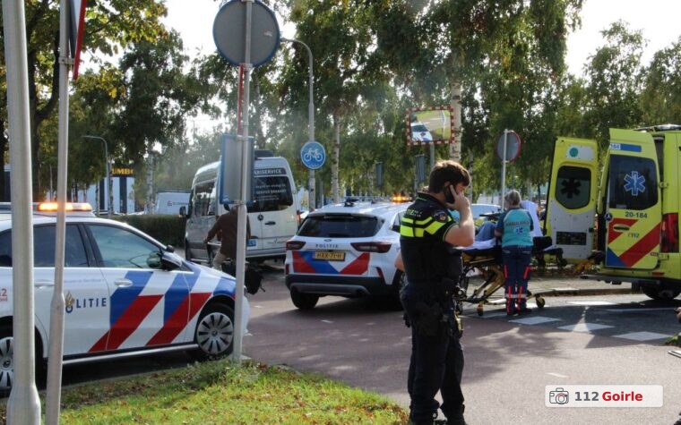 Fietser aangereden door taxi bij IJssportcentrum in Tilburg
