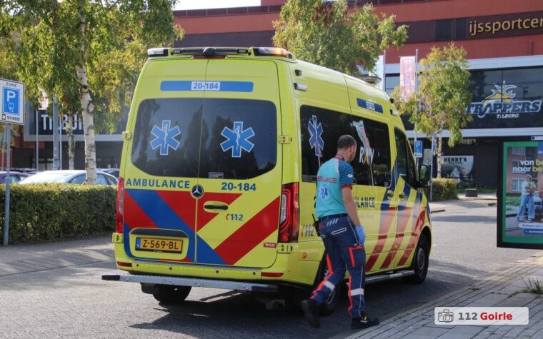Fietser aangereden door taxi bij IJssportcentrum in Tilburg – foto 112 Goirle