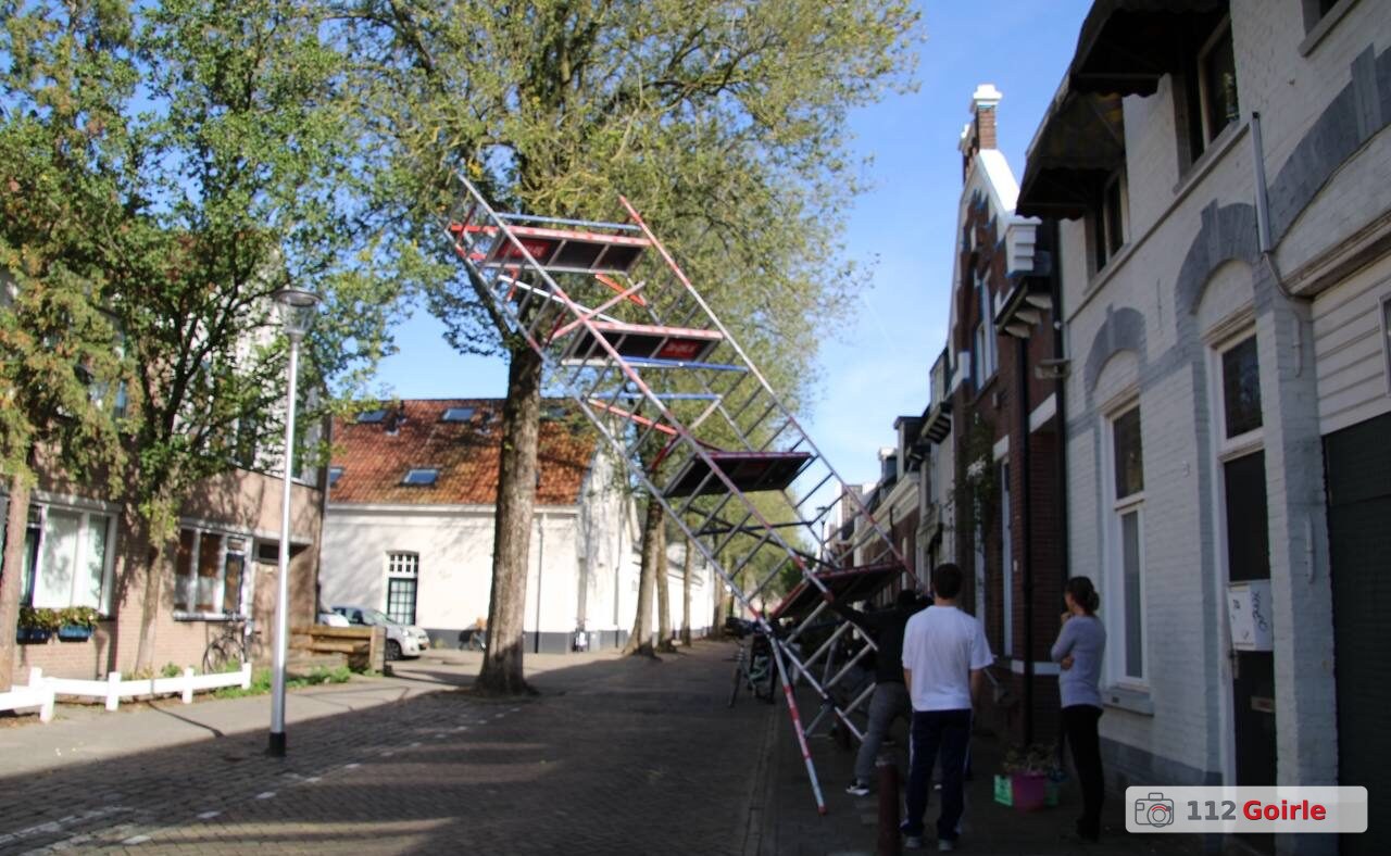Steiger valt om tijdens schilderwerkzaamheden aan Jan Aartestraat in Tilburg – foto 112 Goirle