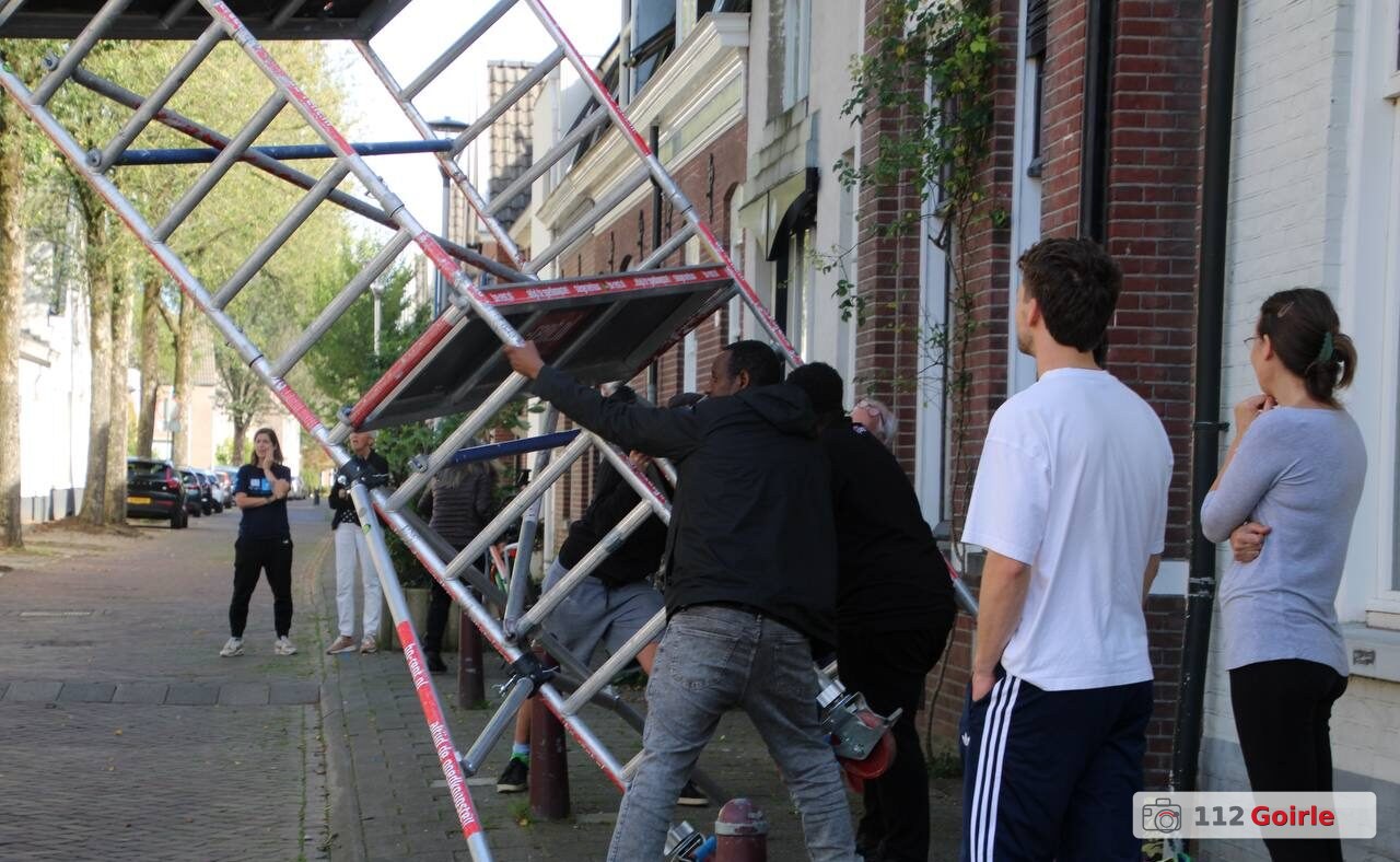 Steiger valt om tijdens schilderwerkzaamheden aan Jan Aartestraat in Tilburg – foto 112 Goirle