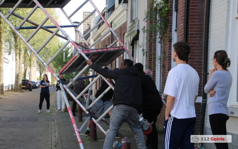 Steiger valt om tijdens schilderwerkzaamheden aan Jan Aartestraat in Tilburg – foto 112 Goirle