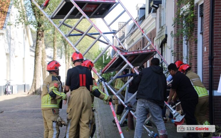 Steiger valt om tijdens schilderwerkzaamheden aan Jan Aartestraat in Tilburg – foto 112 Goirle