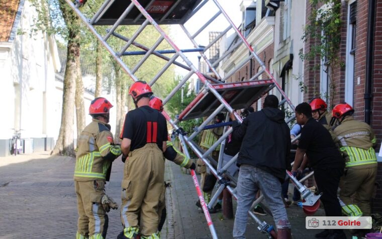 Steiger valt om tijdens schilderwerkzaamheden aan Jan Aartestraat in Tilburg – foto 112 Goirle
