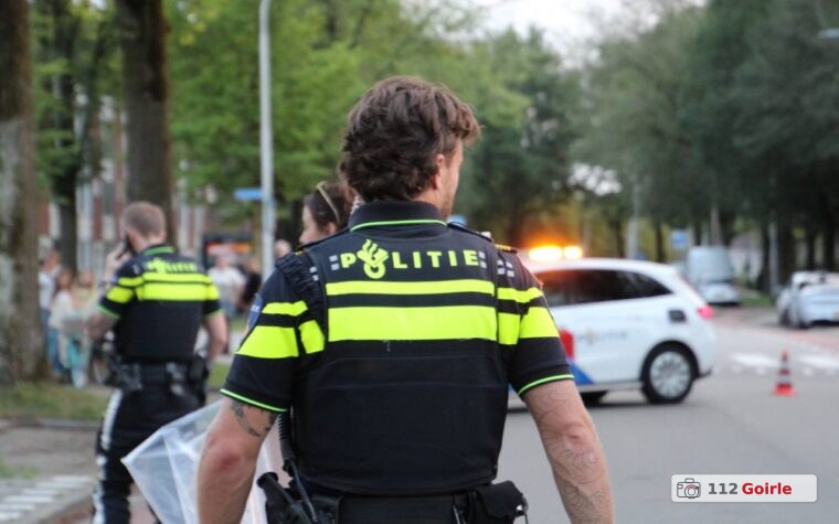 Hangjongeren plassen in heg en klimmen op dak tijdens kermis in Riel