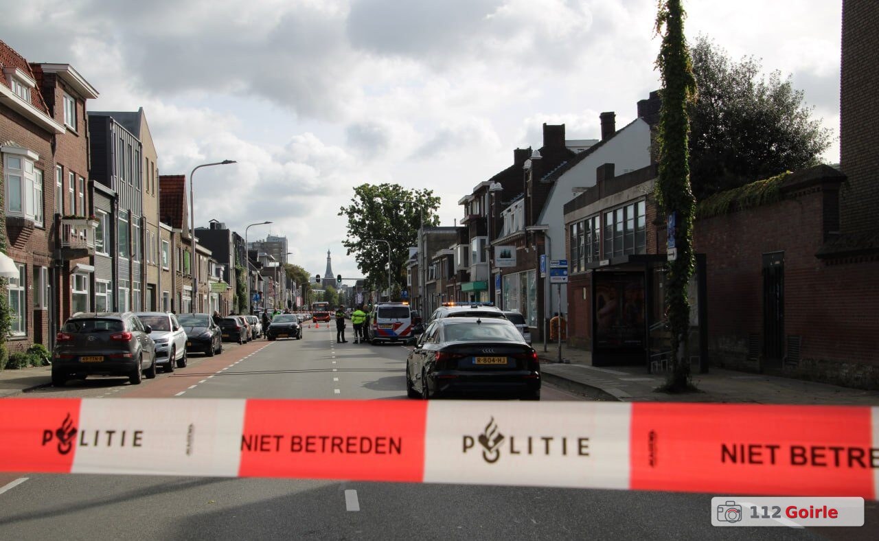 Fietser zwaargewond na aanrijding met auto op Bredaseweg in Tilburg – foto 112 Goirle