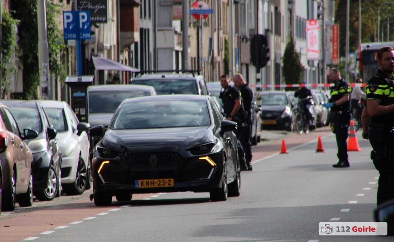 Fietser zwaargewond na aanrijding met auto op Bredaseweg in Tilburg – foto 112 Goirle