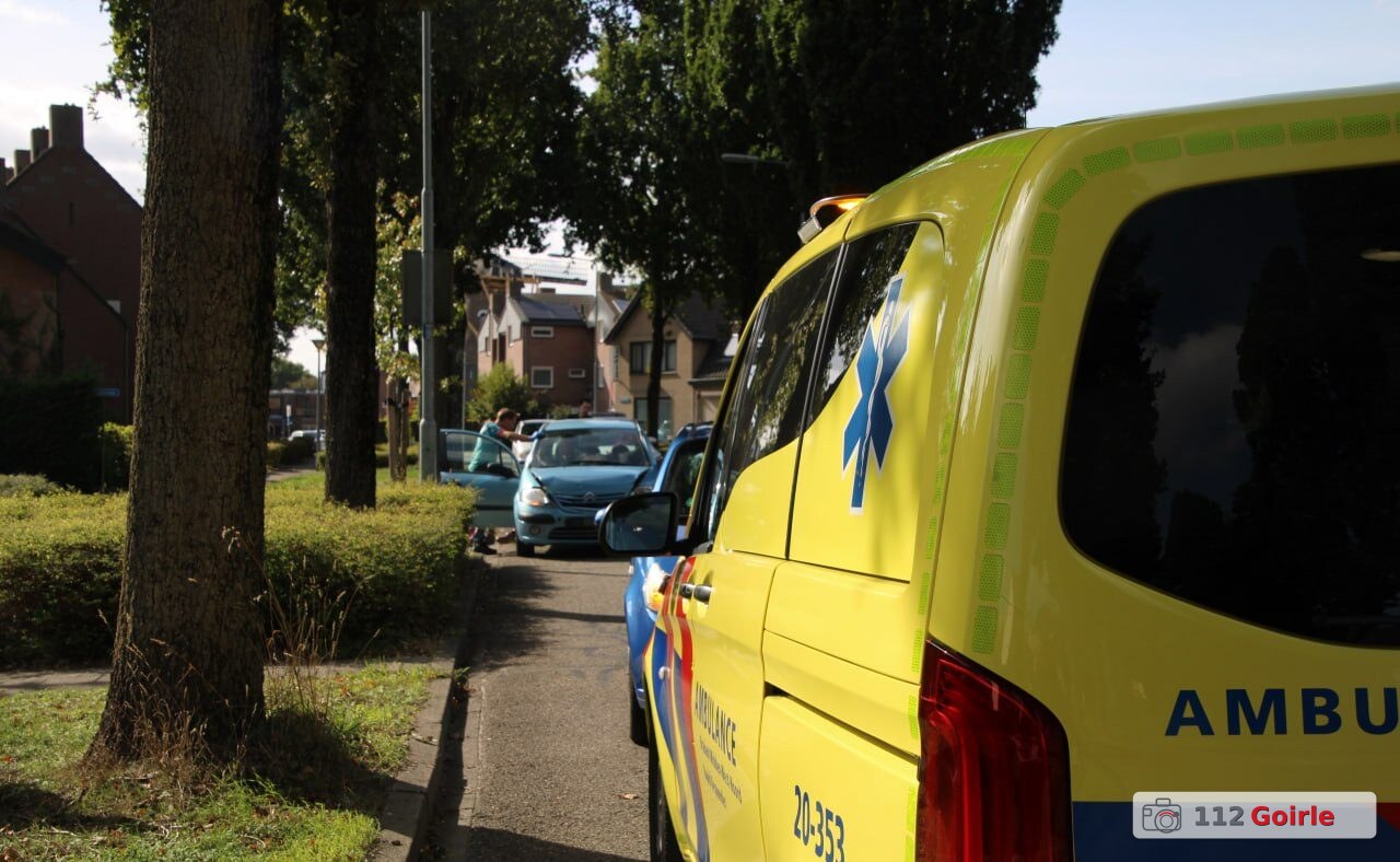Auto botst op stilstaande auto op Molenstraat in Goirle, bestuurder droeg geen gordel – foto 112 Goirle