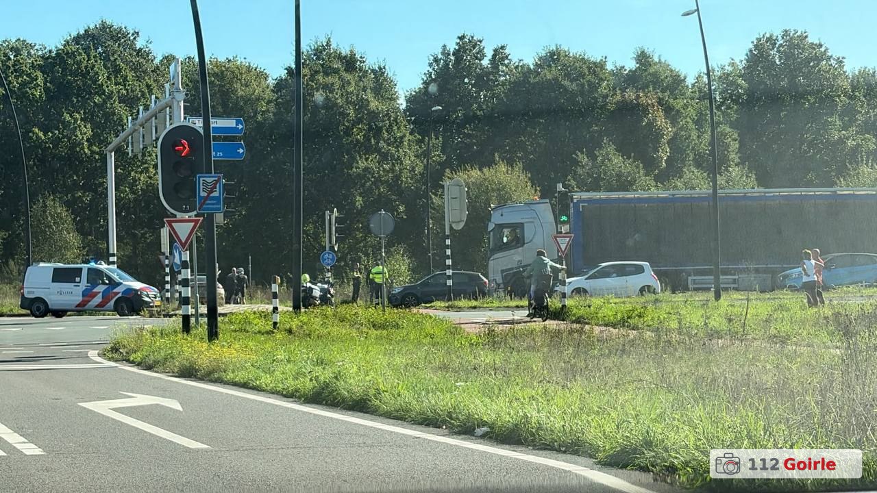 Auto en vrachtwagen botsen op kruising bij All Safe in Goirle – foto 112 Goirle