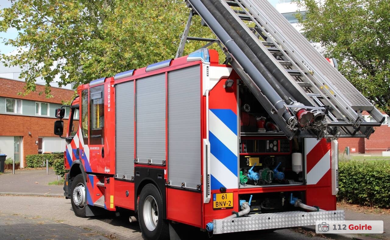 Brandweer haalt kat uit boom aan Robert Fruinstraat in Tilburg – foto 112 Goirle