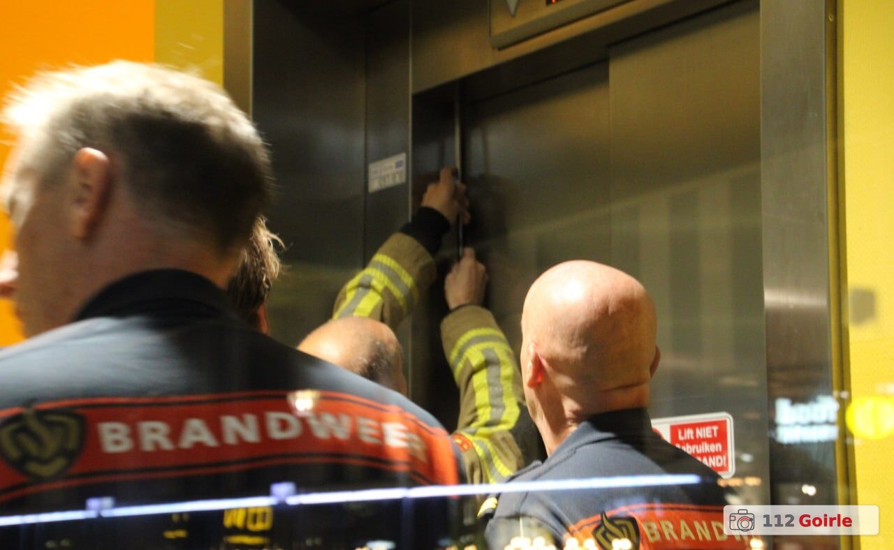 Negen jongeren vast in lift bij sportcomplex T-Kwadraat in Tilburg – foto 112 Goirle