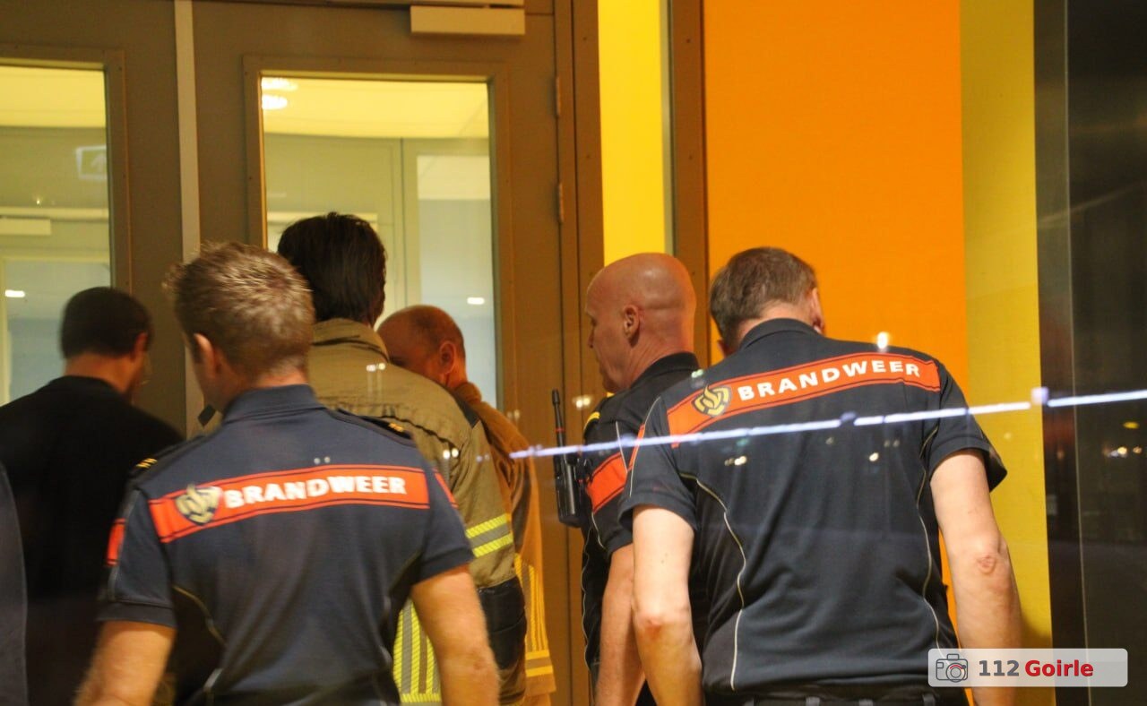 Negen jongeren vast in lift bij sportcomplex T-Kwadraat in Tilburg – foto 112 Goirle