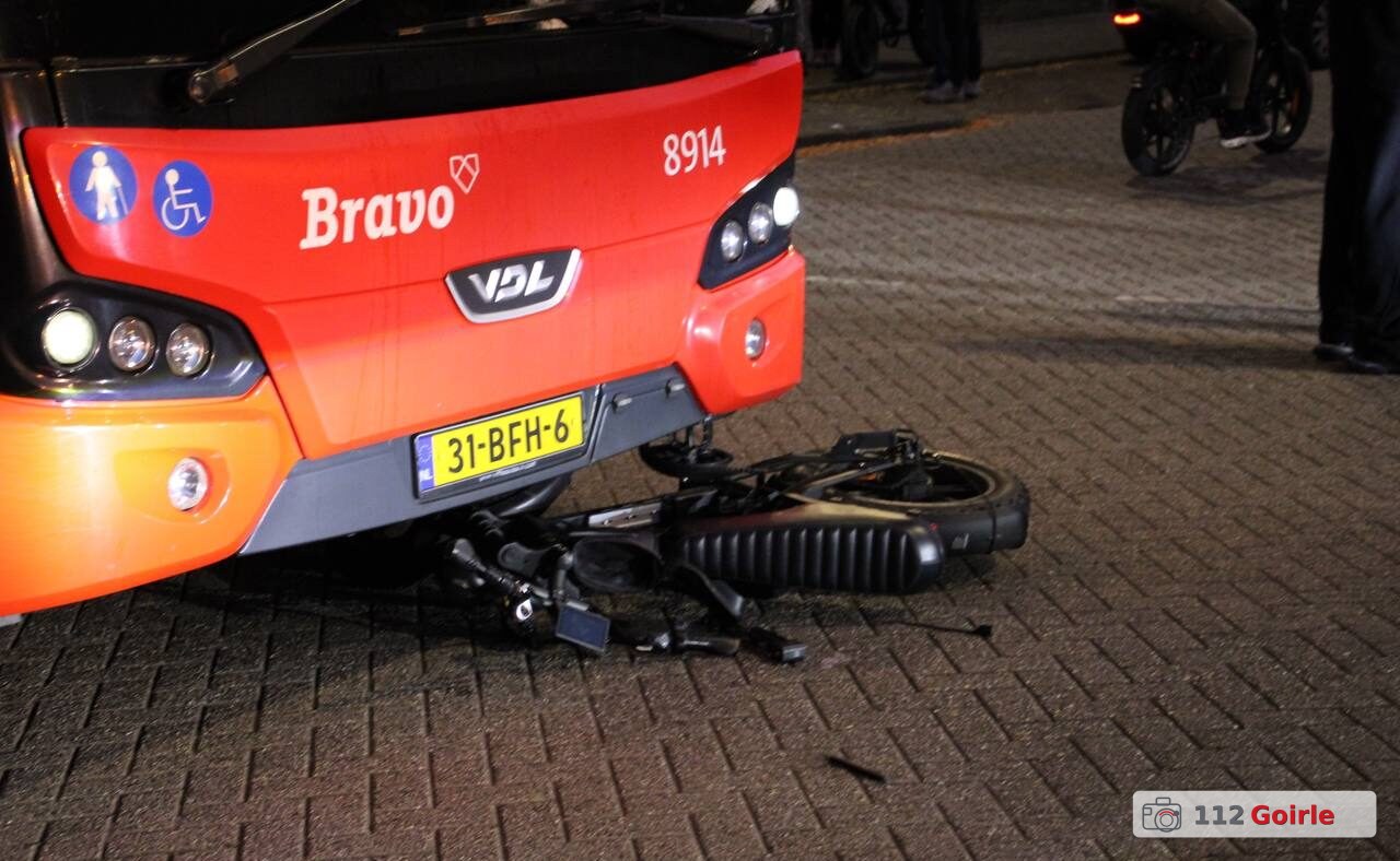Fatbike rijdt door haaientanden en botst met stadsbus op Julianapark in Tilburg: twee gewonden – foto 112 Goirle