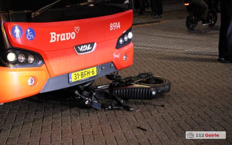 Fatbike rijdt door haaientanden en botst met stadsbus op Julianapark in Tilburg: twee gewonden