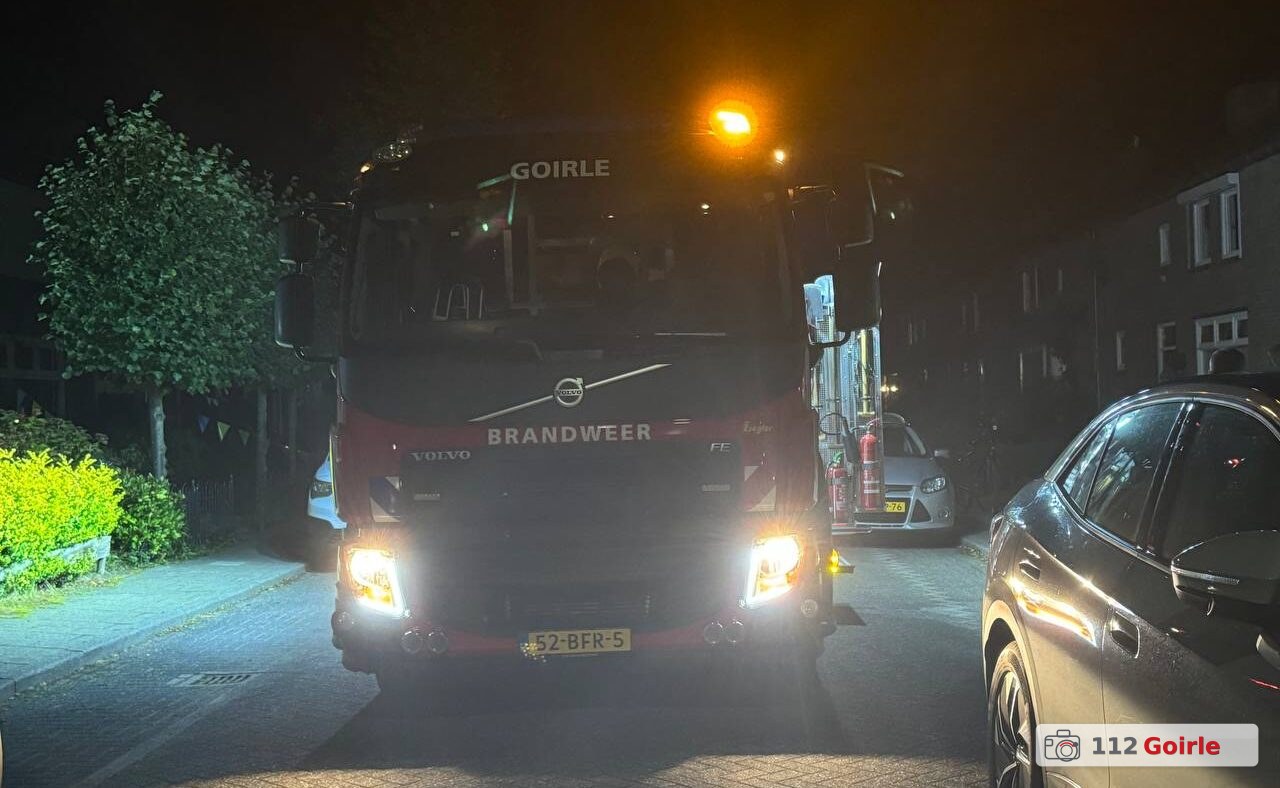 Bestuurbare speelgoedauto vliegt in brand in tuin aan Burgemeester Rensstraat in Goirle – foto 112 Goirle