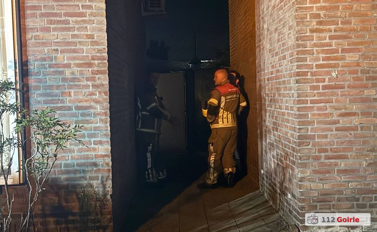Bestuurbare speelgoedauto vliegt in brand in tuin aan Burgemeester Rensstraat in Goirle – foto 112 Goirle