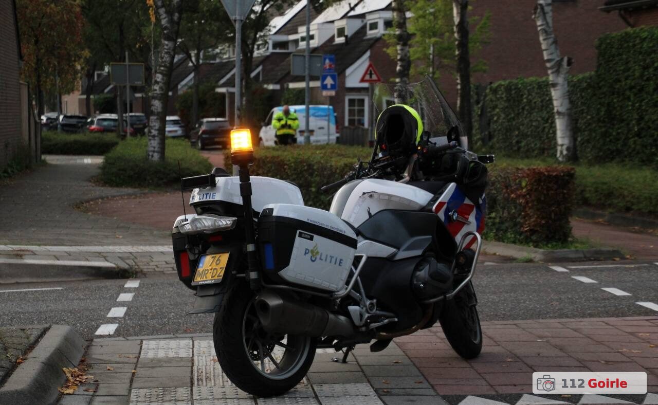 Witte auto rijdt weg na botsing met BMW bij verkeerslichten in Riel – foto 112 Goirle