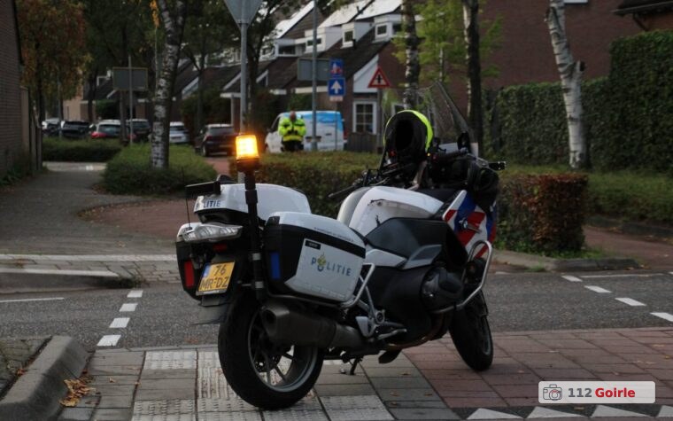 Witte auto rijdt weg na botsing met BMW bij verkeerslichten in Riel