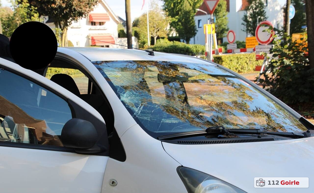 Jongen op elektrische step geschept door auto op Van Malsenstraat in Goirle – foto 112 Goirle