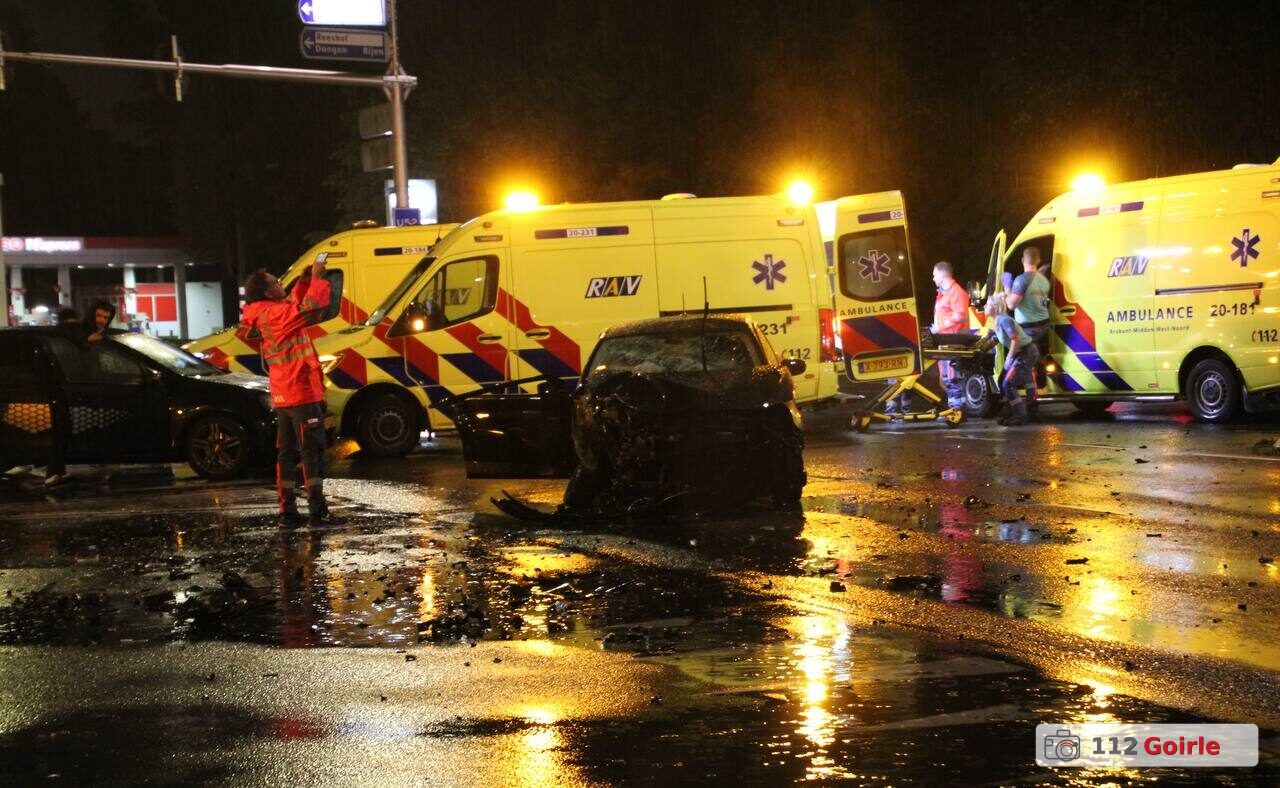 Drie gewonden bij fors ongeval op kruising Ringbaan-West en Baroniebaan in Tilburg – foto 112 Goirle