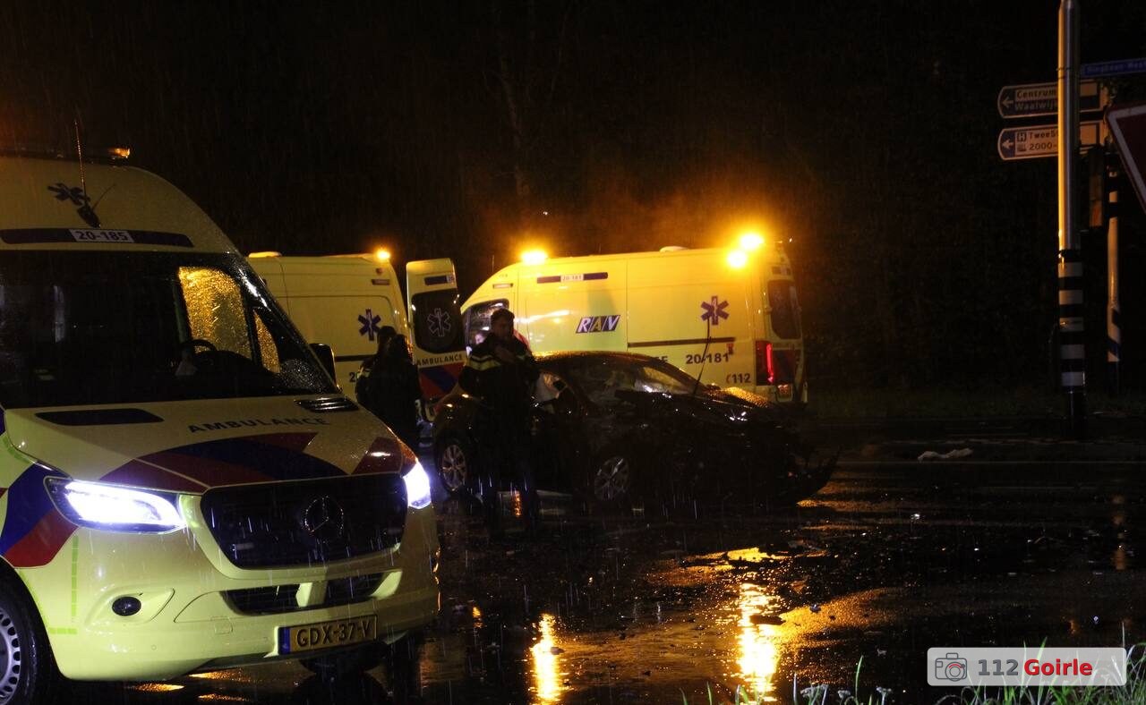 Drie gewonden bij fors ongeval op kruising Ringbaan-West en Baroniebaan in Tilburg – foto 112 Goirle
